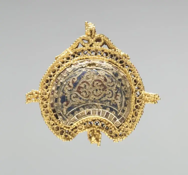 Crescent-Shaped Pendant — تصویر رکورد موزهٔ هنر کلیولند (دسترسی آزاد)