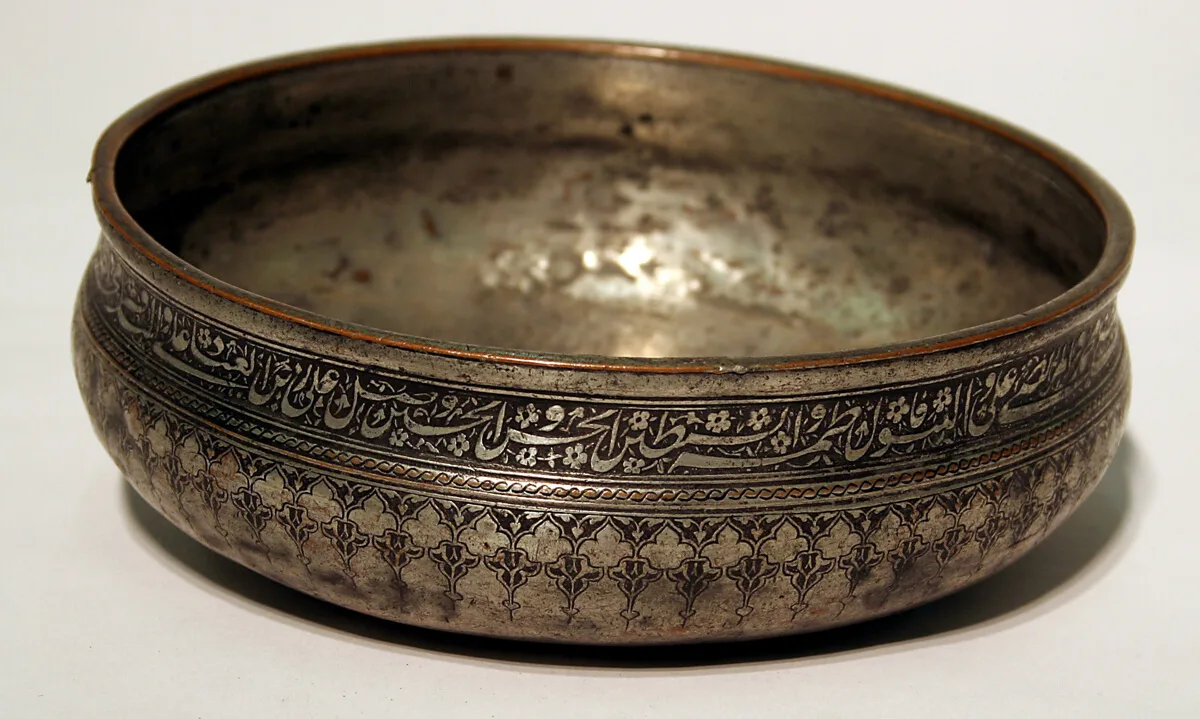 Shallow Bowl Inscribed with Blessing — تصویر رکورد مؤسسهٔ هنر شیکاگو (دسترسی آزاد)