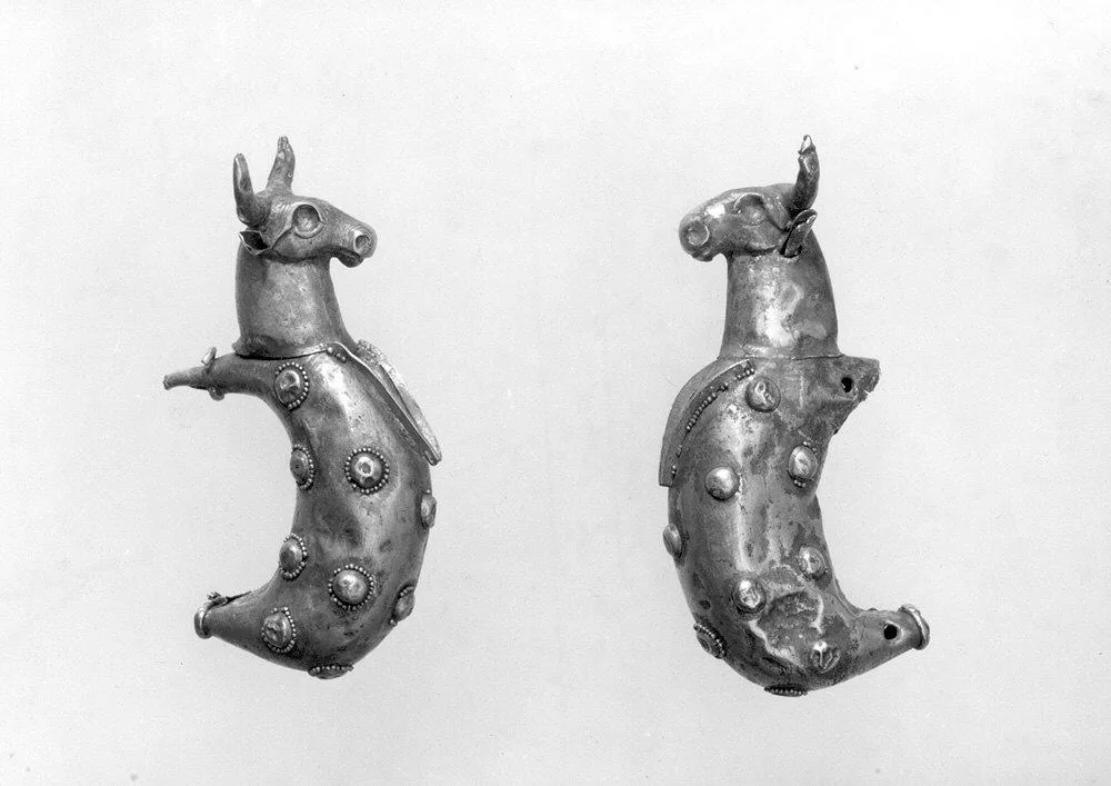 Crescent-shaped attachments with bulls' heads — تصویر رکورد موزهٔ متروپولیتن (دسترسی آزاد)