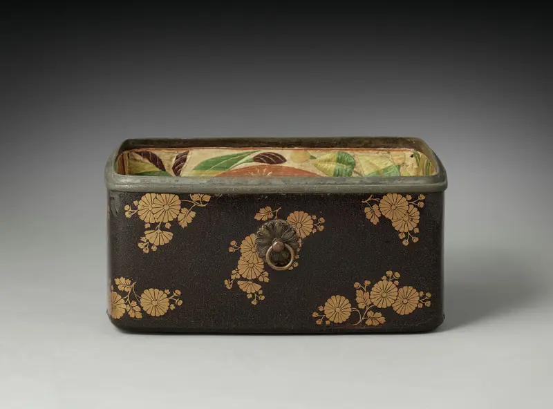 Cosmetics Box with Chrysanthemums (base) — تصویر رکورد موزهٔ هنر کلیولند (دسترسی آزاد)