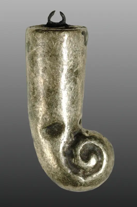 Sidelock (one of a pair) — تصویر رکورد موزهٔ هنر کلیولند (دسترسی آزاد)