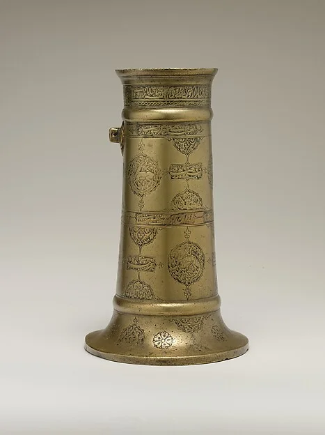 Engraved Lamp Stand with Cartouches and Medallions — تصویر رکورد موزهٔ متروپولیتن (دسترسی آزاد)