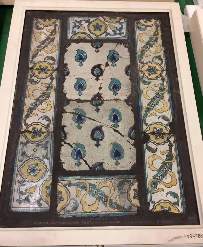 Tile: Tiles from a courtyard floor in Iran — تصویر رکورد موزهٔ ویکتوریا و آلبرت — شمارهٔ رکورد 13:8-1877