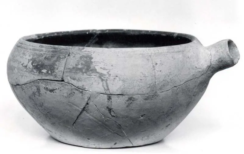 Bowl with spout — تصویر رکورد موزهٔ متروپولیتن (دسترسی آزاد)