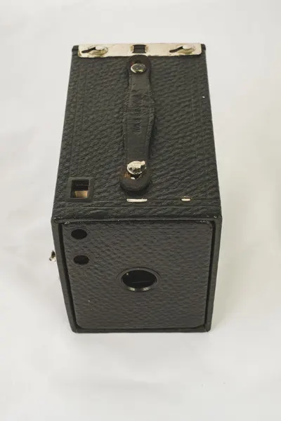 Aparat de fotografiat realizat în sistem box, marca „No.2 Brownie Camera”, Model B, produs de firma Eastman Kodak Co (Rochester, N.Y. , U.S.A.), patentat în perioada: 1 dec. 1891, 25 sept. 1894, 11 ap — تصویر رکورد یوروپیانا