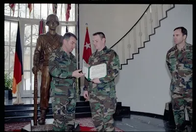 Fotografie: Wiederverpflichtung von Soldaten der U.S. Army Berlin im US-Hauptquartier in Berlin-Dahlem — تصویر رکورد یوروپیانا — شمارهٔ رکورد 52567