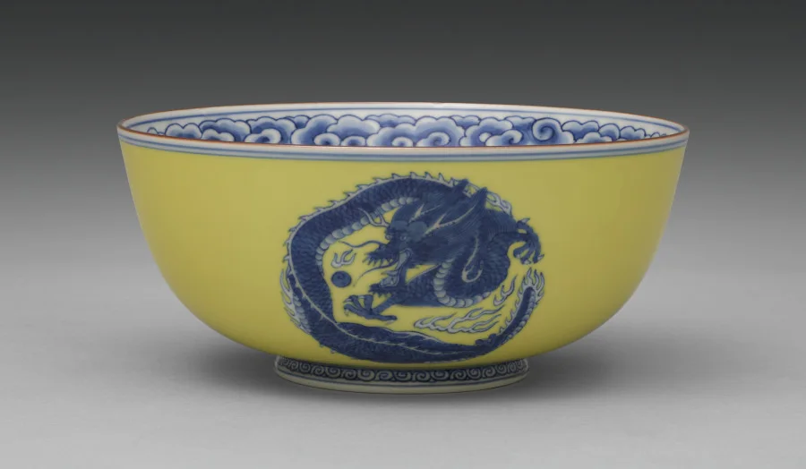 Bowl with Dragon Roundels — تصویر رکورد موزهٔ هنر کلیولند (دسترسی آزاد)