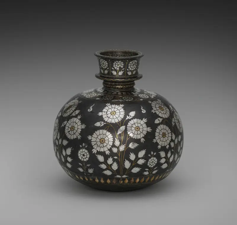 Bidri Hookah Bowl with Roses — تصویر رکورد موزهٔ هنر کلیولند (دسترسی آزاد)
