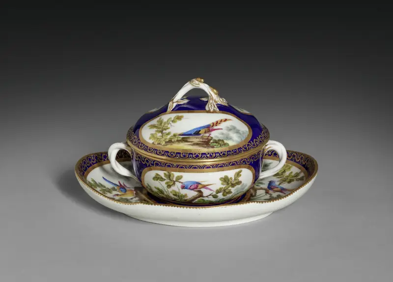 Covered Broth Bowl and Stand (Écuelle ronde et plateau ovale) — تصویر رکورد موزهٔ هنر کلیولند (دسترسی آزاد)