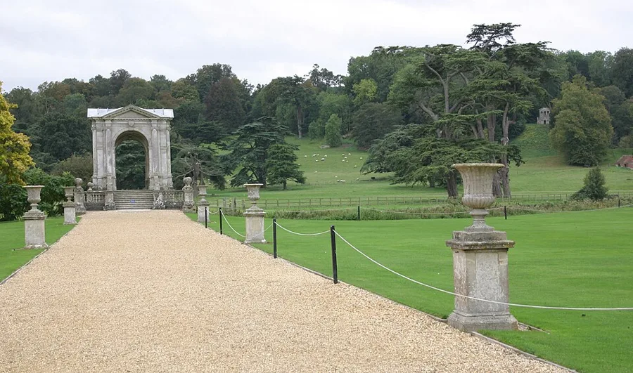 10 Pairs Of Vases Flanking Alleyway Leading North From Palladian Bridge — تصویر رکورد ویکیداده
