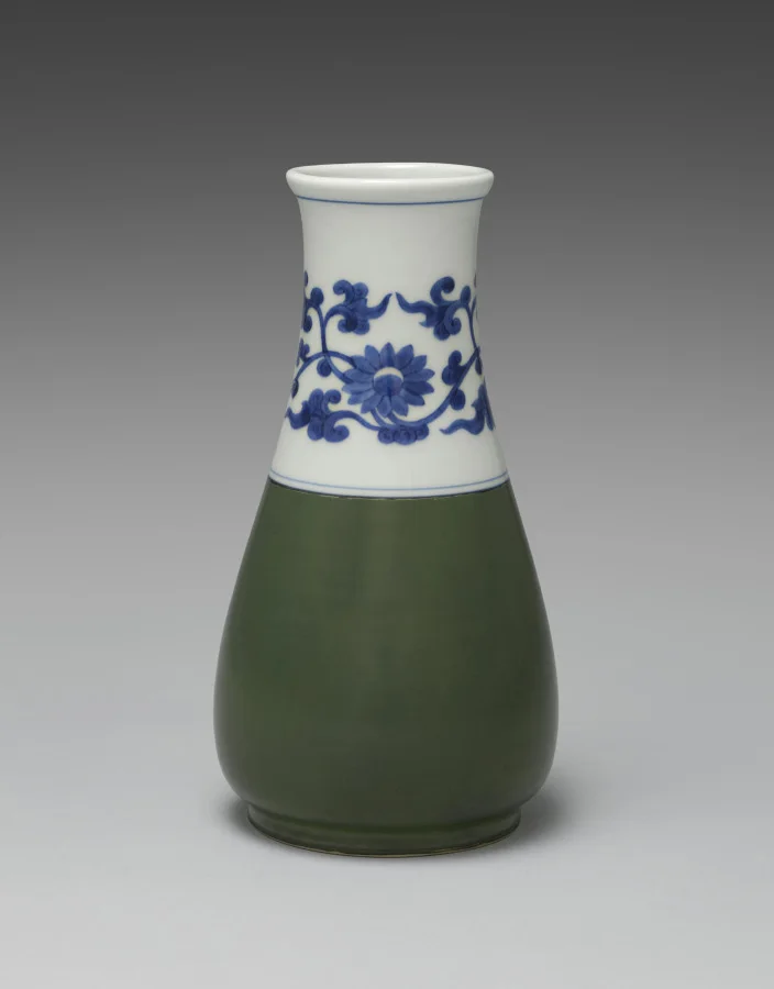 Flower Vase with Floral Scroll — تصویر رکورد موزهٔ هنر کلیولند (دسترسی آزاد)