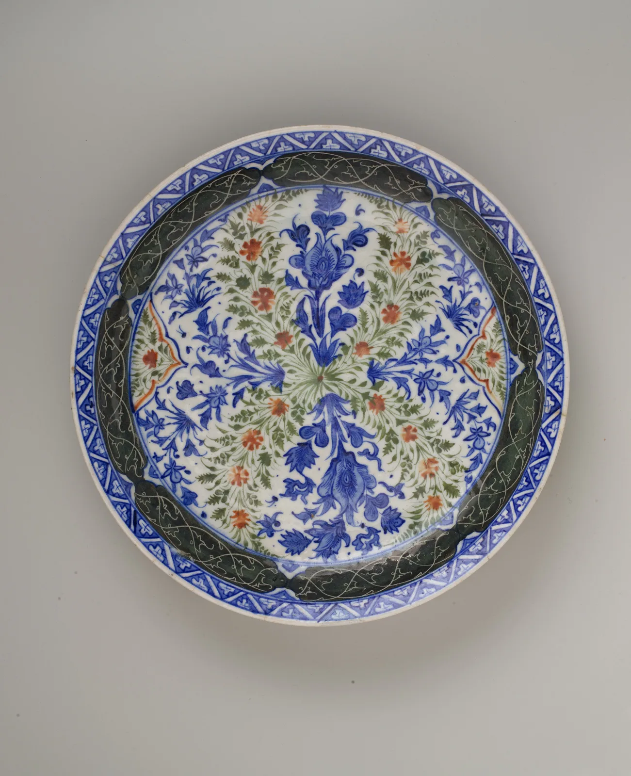 Dish with Floral Designs — تصویر رکورد موزهٔ متروپولیتن (دسترسی آزاد)