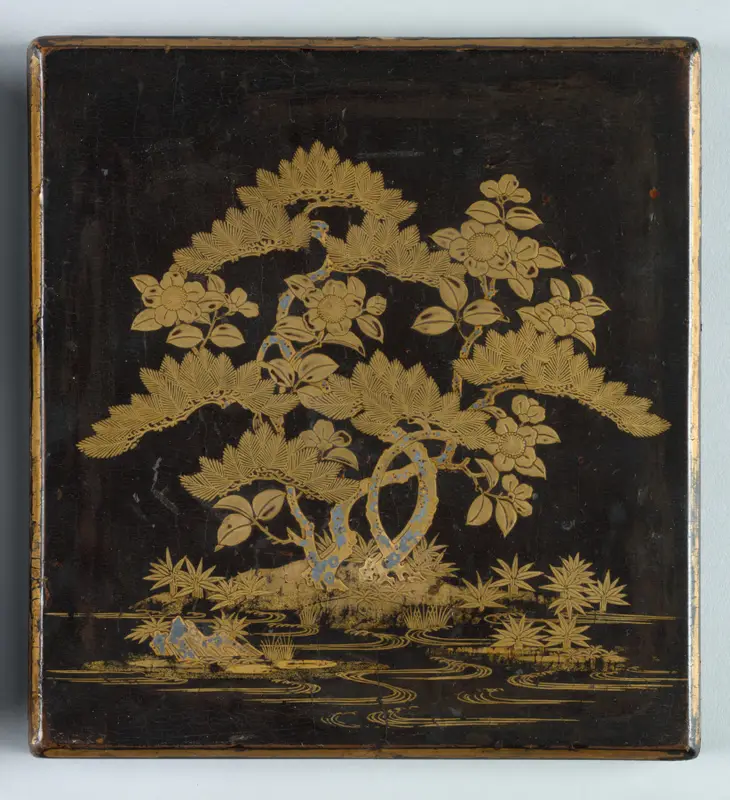 Writing Box (Suzuribako) with Design of Pine, Camellia, and Bamboo (lid) — تصویر رکورد موزهٔ هنر کلیولند (دسترسی آزاد)