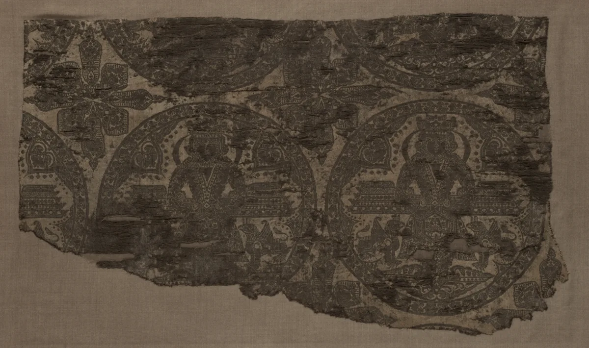 Enthroned King Flanked by Griffins — تصویر رکورد موزهٔ هنر کلیولند (دسترسی آزاد)