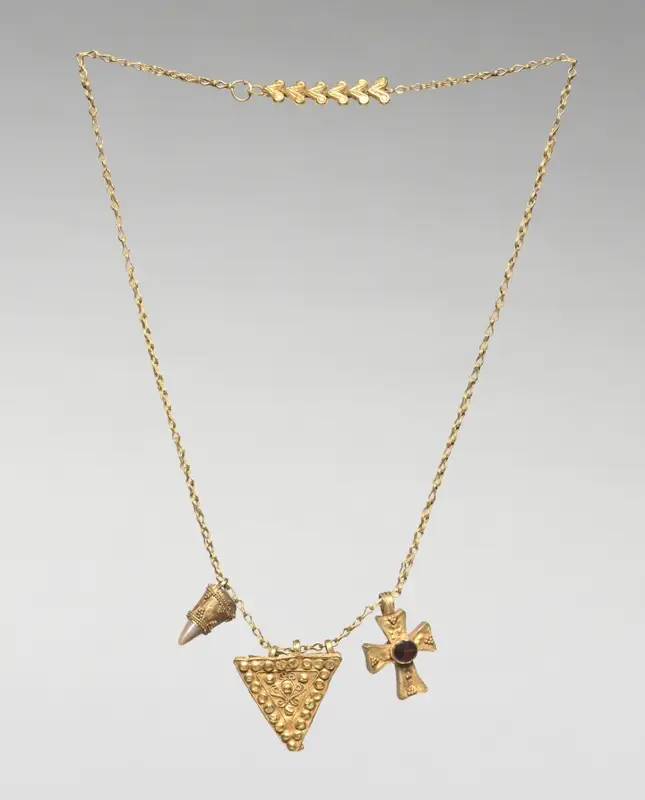 Chain with Two Pendants and a Cross — تصویر رکورد موزهٔ هنر کلیولند (دسترسی آزاد)