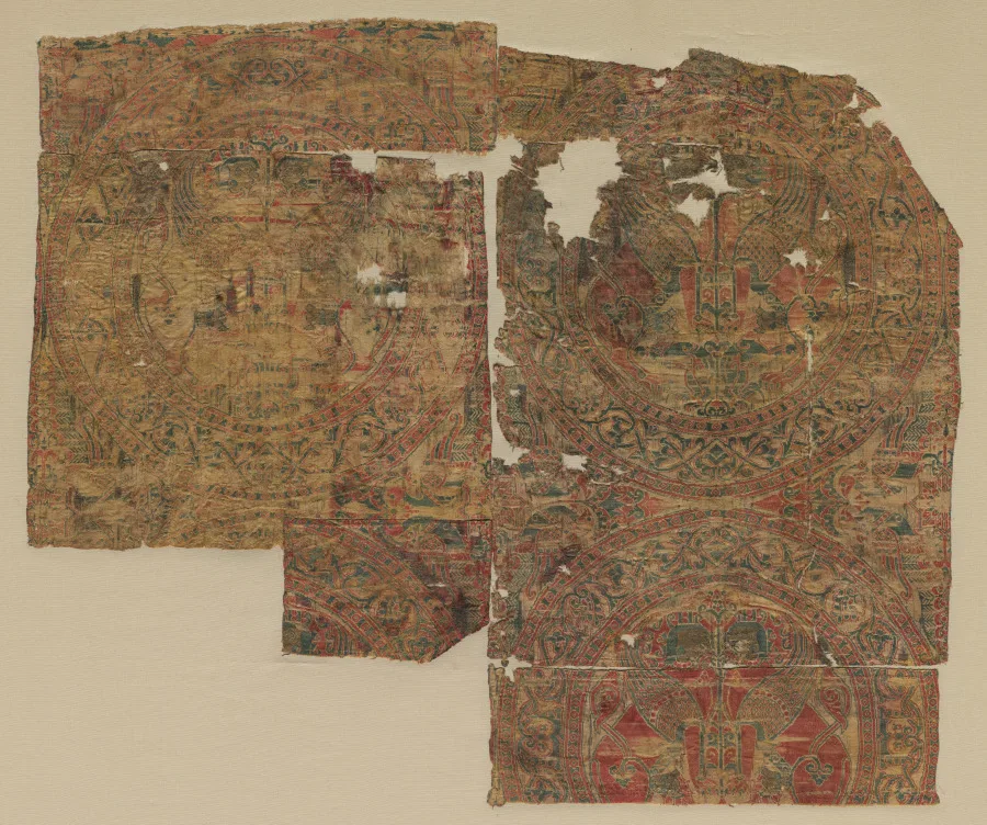 Fragment with confronted sphinxes in roundels from the tomb of Saint Bernard Calvo — تصویر رکورد موزهٔ هنر کلیولند (دسترسی آزاد)