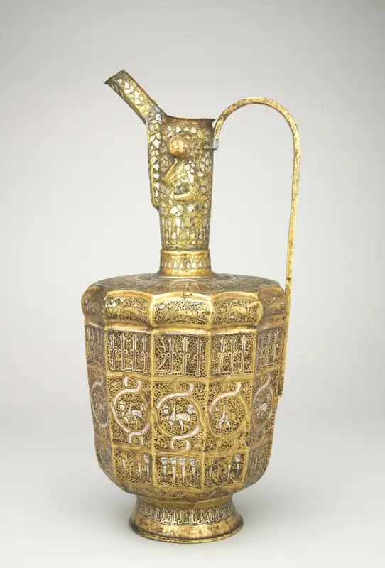 Twelve-sided Ewer with Sphinxes and Human-Headed Inscriptions — تصویر رکورد موزهٔ هنر کلیولند (دسترسی آزاد)