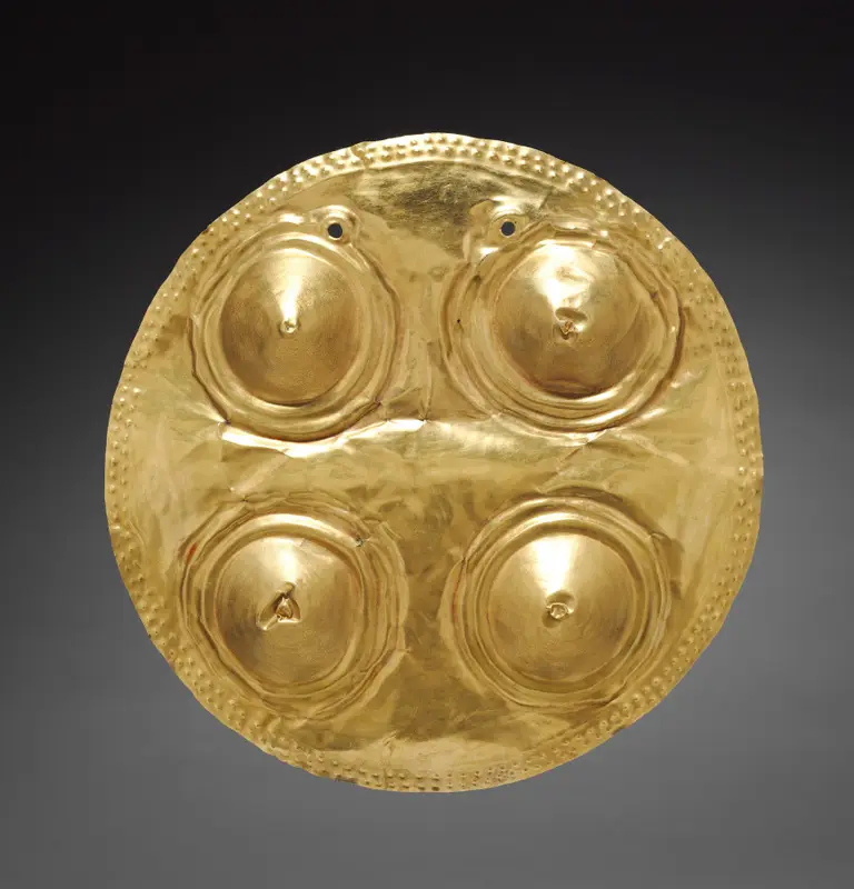 Disk-Shaped Chest Plaque — تصویر رکورد موزهٔ هنر کلیولند (دسترسی آزاد)