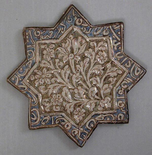 Star-Shaped Tile — تصویر رکورد موزهٔ متروپولیتن (دسترسی آزاد)