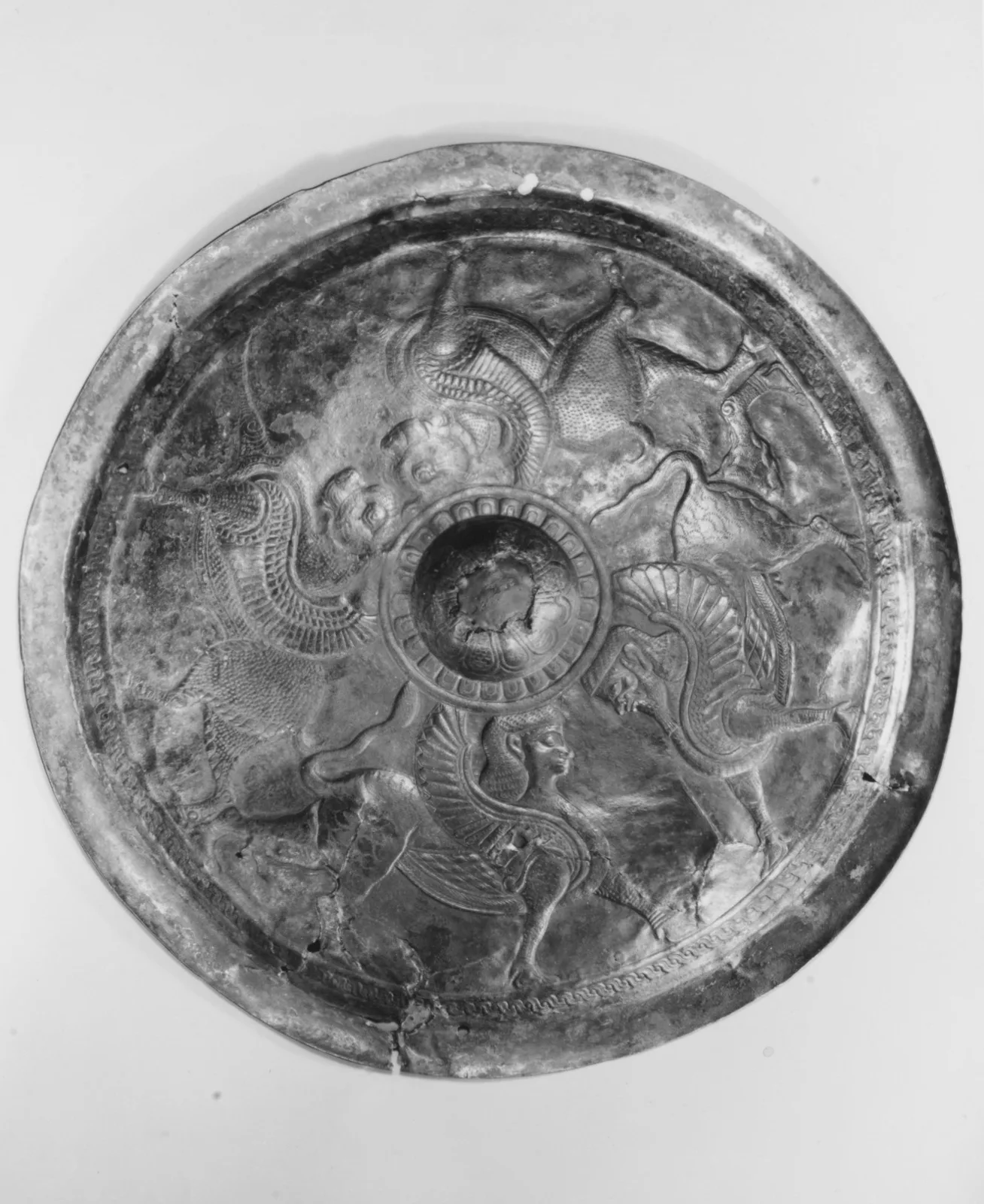 Disc with sphinxes and winged bulls — تصویر رکورد موزهٔ متروپولیتن (دسترسی آزاد)