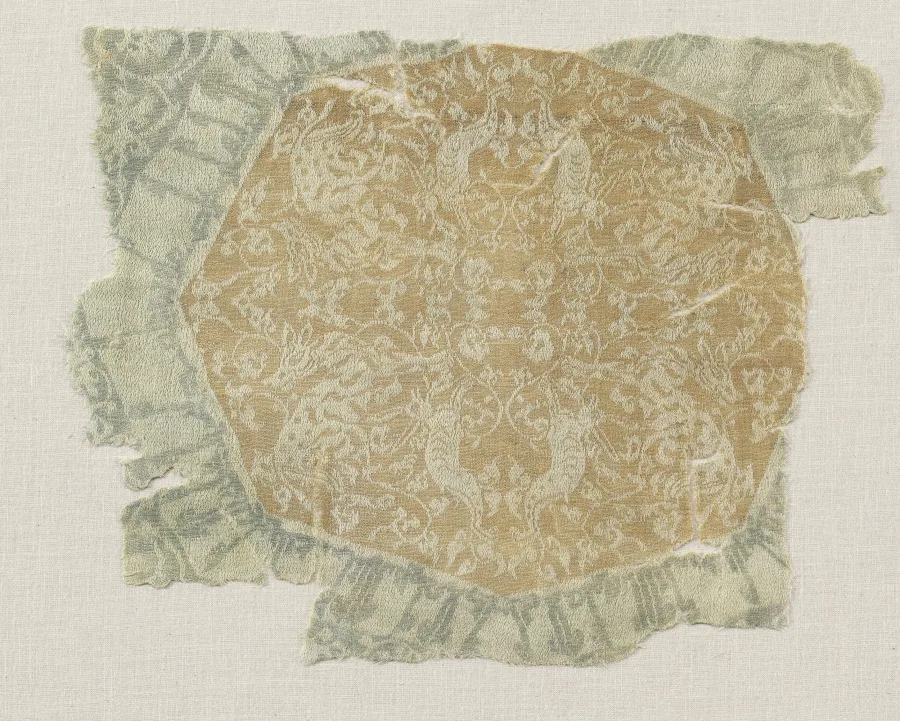 Fragment with Octagons and Four-Pointed Stars — تصویر رکورد موزهٔ هنر کلیولند (دسترسی آزاد)