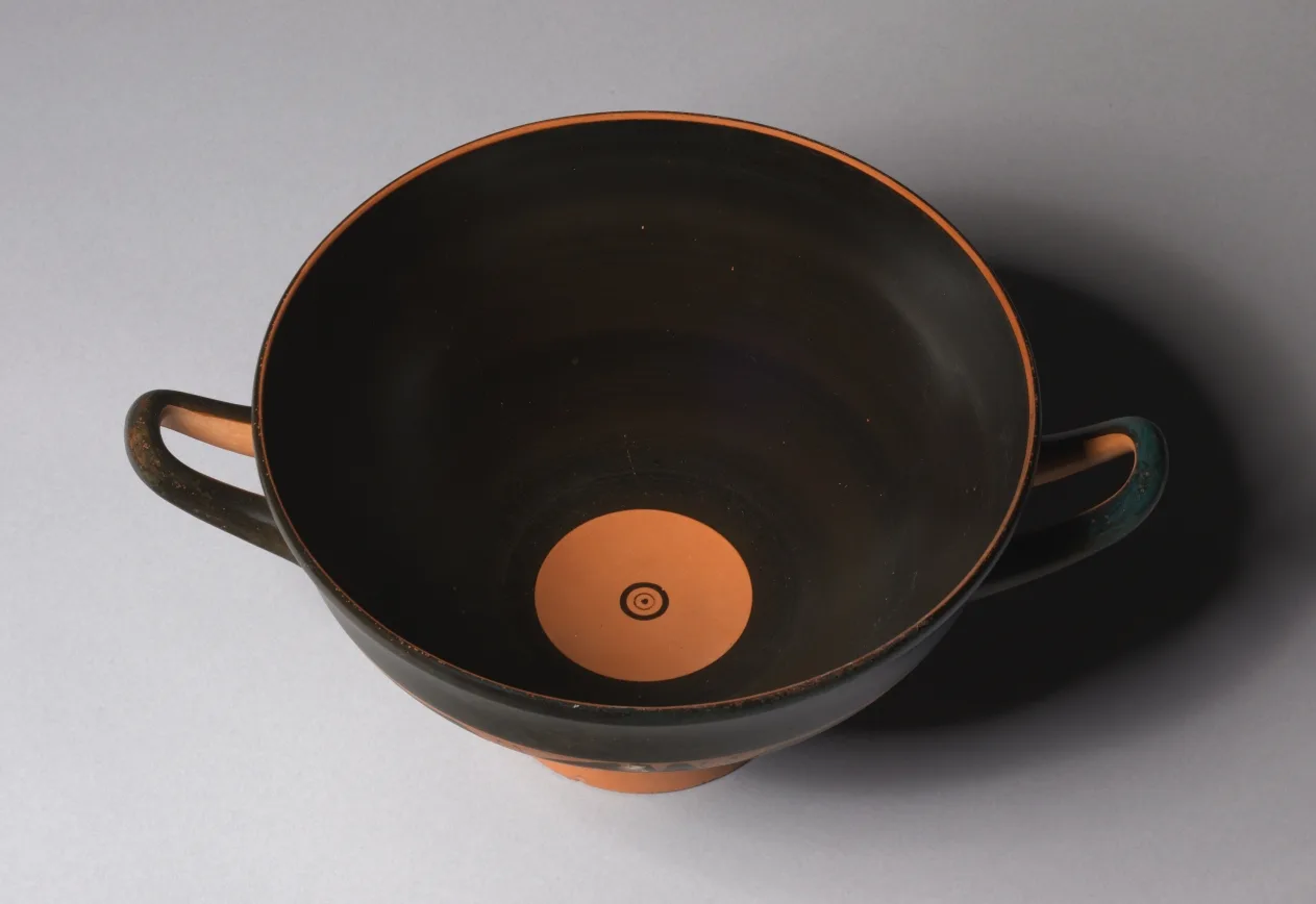 اسکیفوس نواری سیاه‌پیکر (جام نوشات): سایرن‌ها، گوزن‌ها و پلنگ‌ها — نمای تکمیلی ثبت‌شده در رکورد موزه