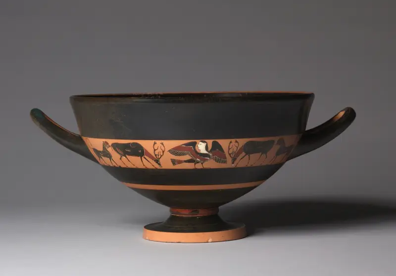 Black-Figure Band Skyphos (Drinking Cup): Sirens, Stags, and Panthers — تصویر رکورد موزهٔ هنر کلیولند (دسترسی آزاد)