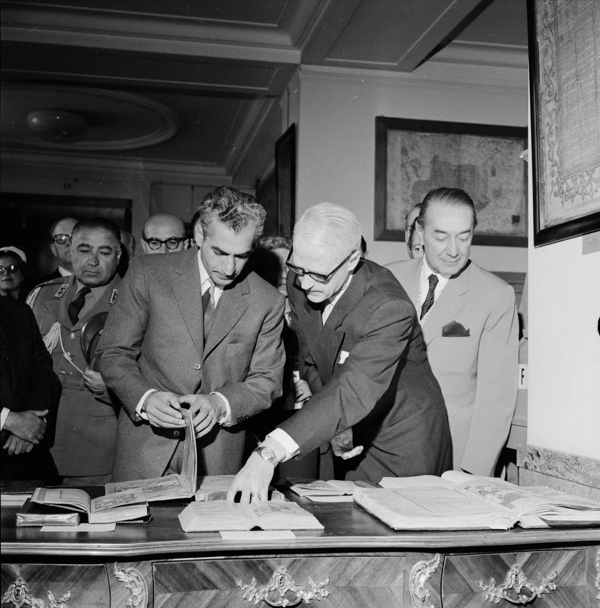 Överbibliotekarie Tönnes Kleberg visar samlingar för Shahen av Persien på besök, Uppsala 1960 — تصویر رکورد یوروپیانا