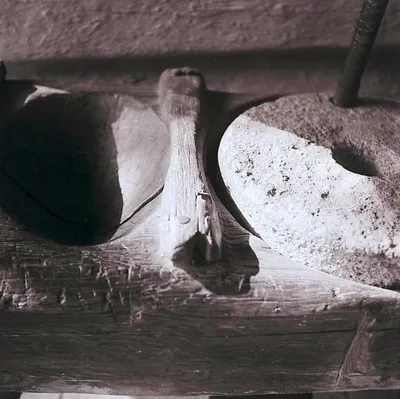 Secvențe din Muzeul Satului - râșniță de mână pe prispa casei Straja, jud. Suceava (1979) — تصویر رکورد یوروپیانا