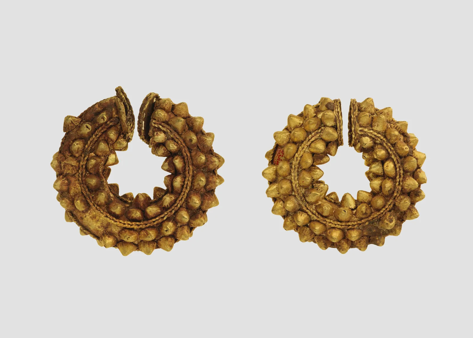 Earrings — تصویر رکورد موزهٔ متروپولیتن (دسترسی آزاد)