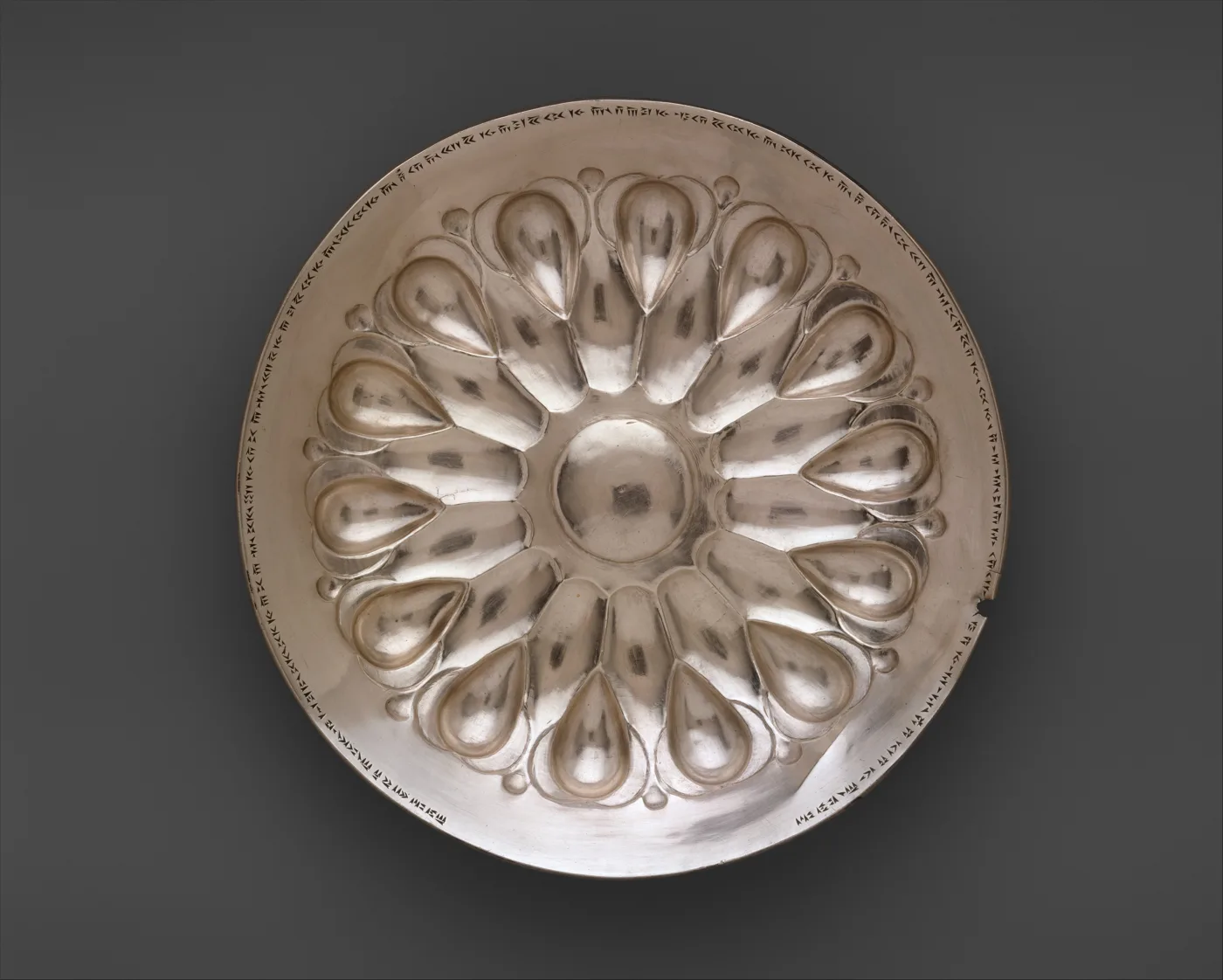 Lobed bowl with a royal inscription — تصویر رکورد موزهٔ متروپولیتن (دسترسی آزاد)