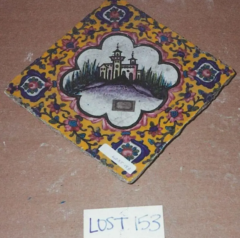 Tile: Roses from Qajar Iran — تصویر رکورد موزهٔ ویکتوریا و آلبرت