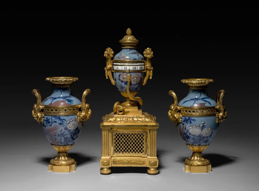 Garniture Set (one clock and 2 vases) — تصویر رکورد موزهٔ هنر کلیولند (دسترسی آزاد)