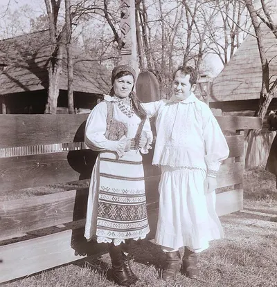 Secvențe din Muzeul Satului - angajați în costume populare, în curtea gospodăriei Moișeni, jud. Satu Mare (1978) — تصویر رکورد یوروپیانا