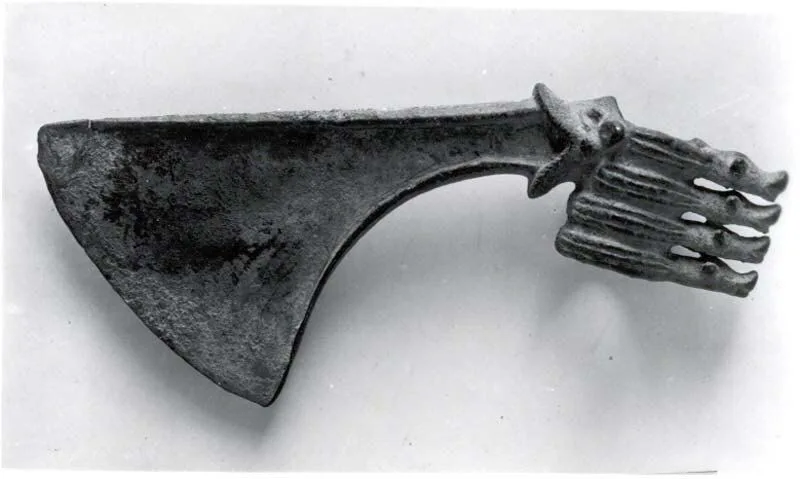 Spiked axe head — تصویر رکورد موزهٔ متروپولیتن (دسترسی آزاد)