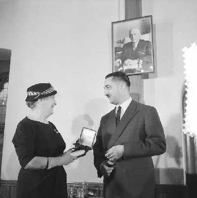 Uitreiking \"Edward Award Medal\". Postuum toegekend aan dr. A. Plesman en uitgereikt aan zijn weduwe mevr. S.J. Plesman-Van Eijck in de rolzaal van de Ridderzaal te Den Haag. Rechts de voorzitter van — تصویر رکورد یوروپیانا