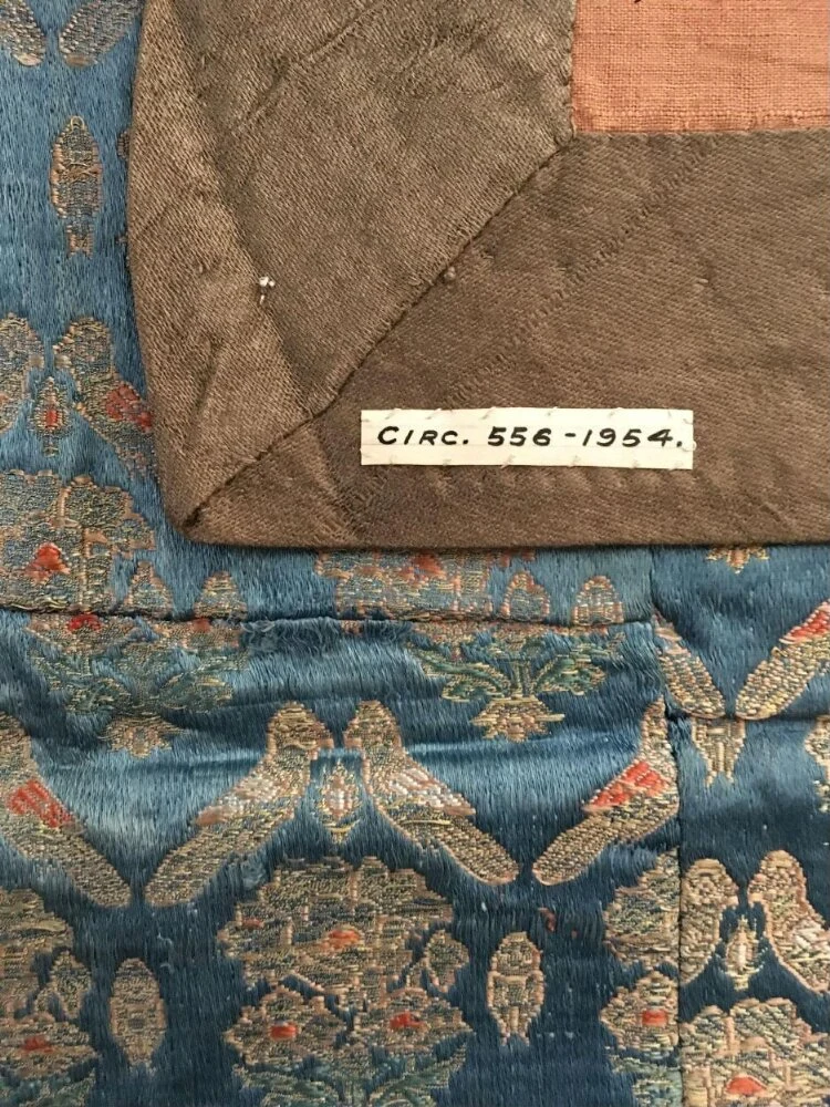 نمای تکمیلی همان اثر — شمارهٔ اموال CIRC.556-1954
