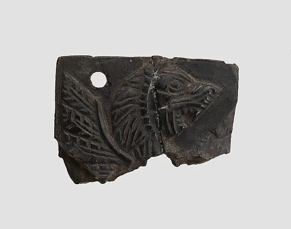 Plaque fragment — تصویر رکورد موزهٔ متروپولیتن (دسترسی آزاد)