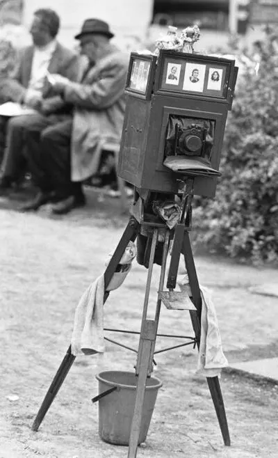 The original box street camera for ID quick photos. — تصویر رکورد یوروپیانا — شمارهٔ رکورد 004638174