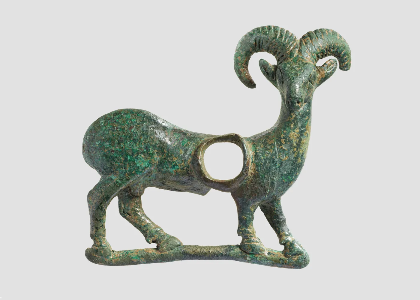 Horse bit cheekpiece in form of a mouflon — تصویر رکورد موزهٔ متروپولیتن (دسترسی آزاد)
