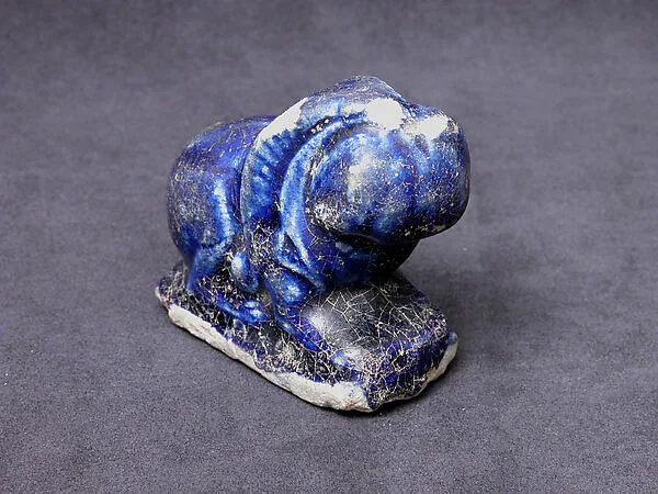 کیسه‌کش حمام (سنگ‌پا/تراشنده) به شکل شیر — نمای تکمیلی ثبت‌شده در رکورد موزه