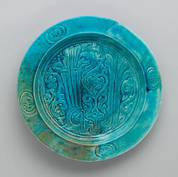 Dish with Carved Arabic Inscription in Floriated Kufic Reading "al-'izz" ("Glory") — تصویر رکورد موزهٔ متروپولیتن (دسترسی آزاد)