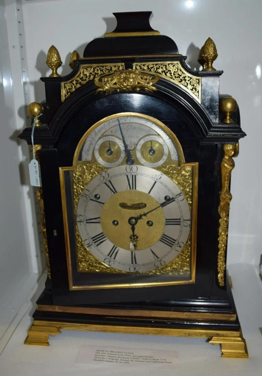 Clock case — تصویر رکورد موزهٔ ویکتوریا و آلبرت