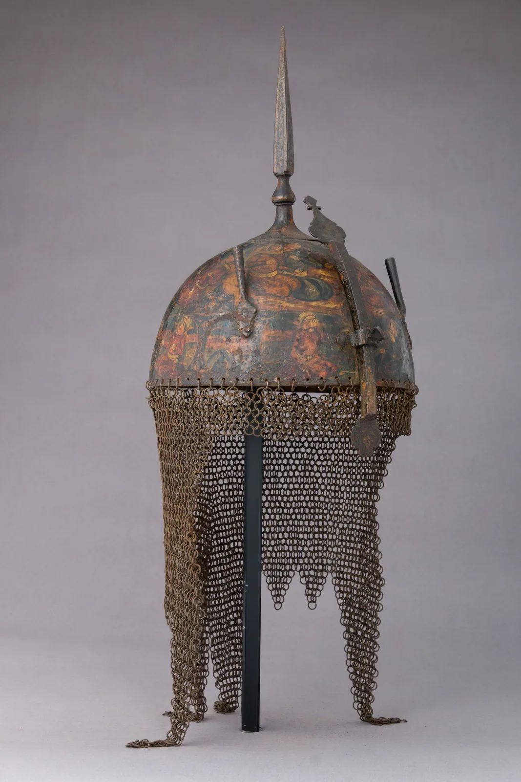 Helmet, Arm Guard, and Shield — تصویر رکورد موزهٔ متروپولیتن (دسترسی آزاد)