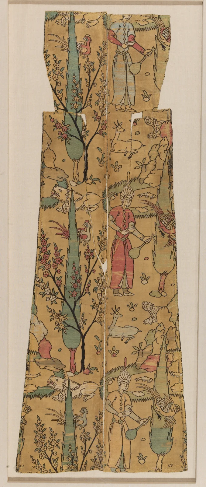 Textile Fragment Depicting a Figure in a Landscape — تصویر رکورد موزهٔ متروپولیتن (دسترسی آزاد)