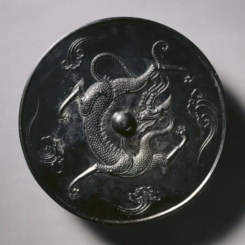 Mirror with a Coiling Dragon — تصویر رکورد موزهٔ هنر کلیولند (دسترسی آزاد)