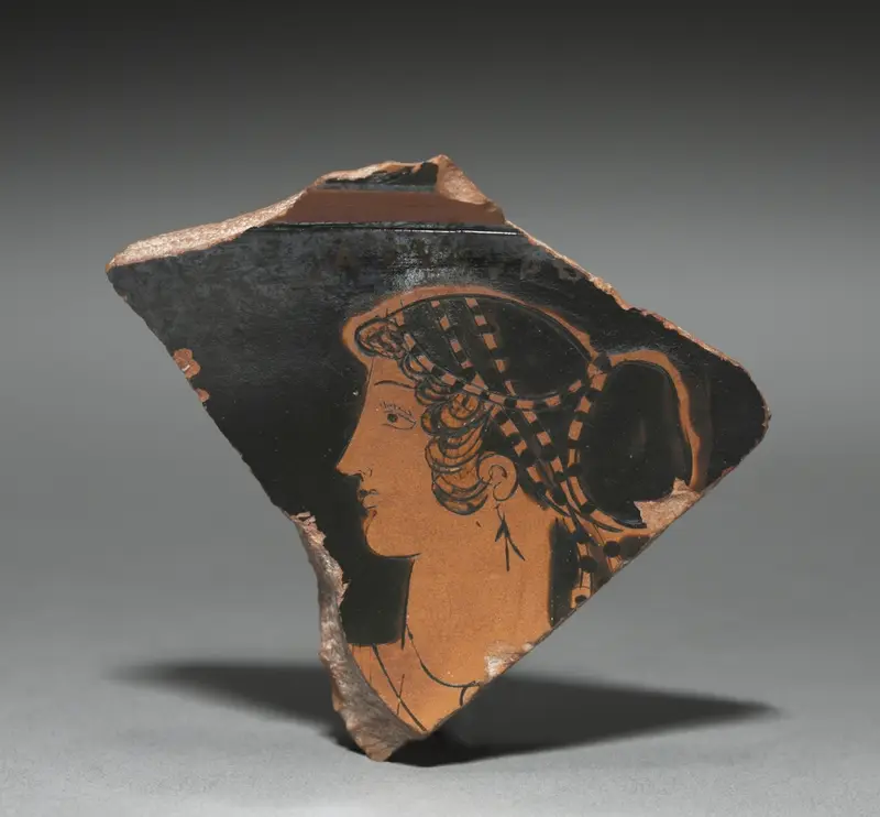 Fragment of a Red-Figure Bell-Krater or Calyx-Krater (Mixing Vessel): Female Head (Aglauros) — تصویر رکورد موزهٔ هنر کلیولند (دسترسی آزاد)