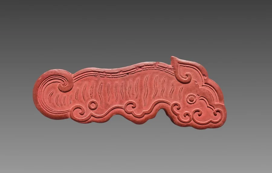 Box with Ink Cakes: Red Ink Cake in Shape of a Kui Dragon — تصویر رکورد موزهٔ هنر کلیولند (دسترسی آزاد)