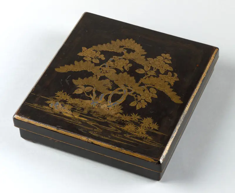 Writing Box (Suzuribako) with Pine, Camellia, and Bamboo — تصویر رکورد موزهٔ هنر کلیولند (دسترسی آزاد)