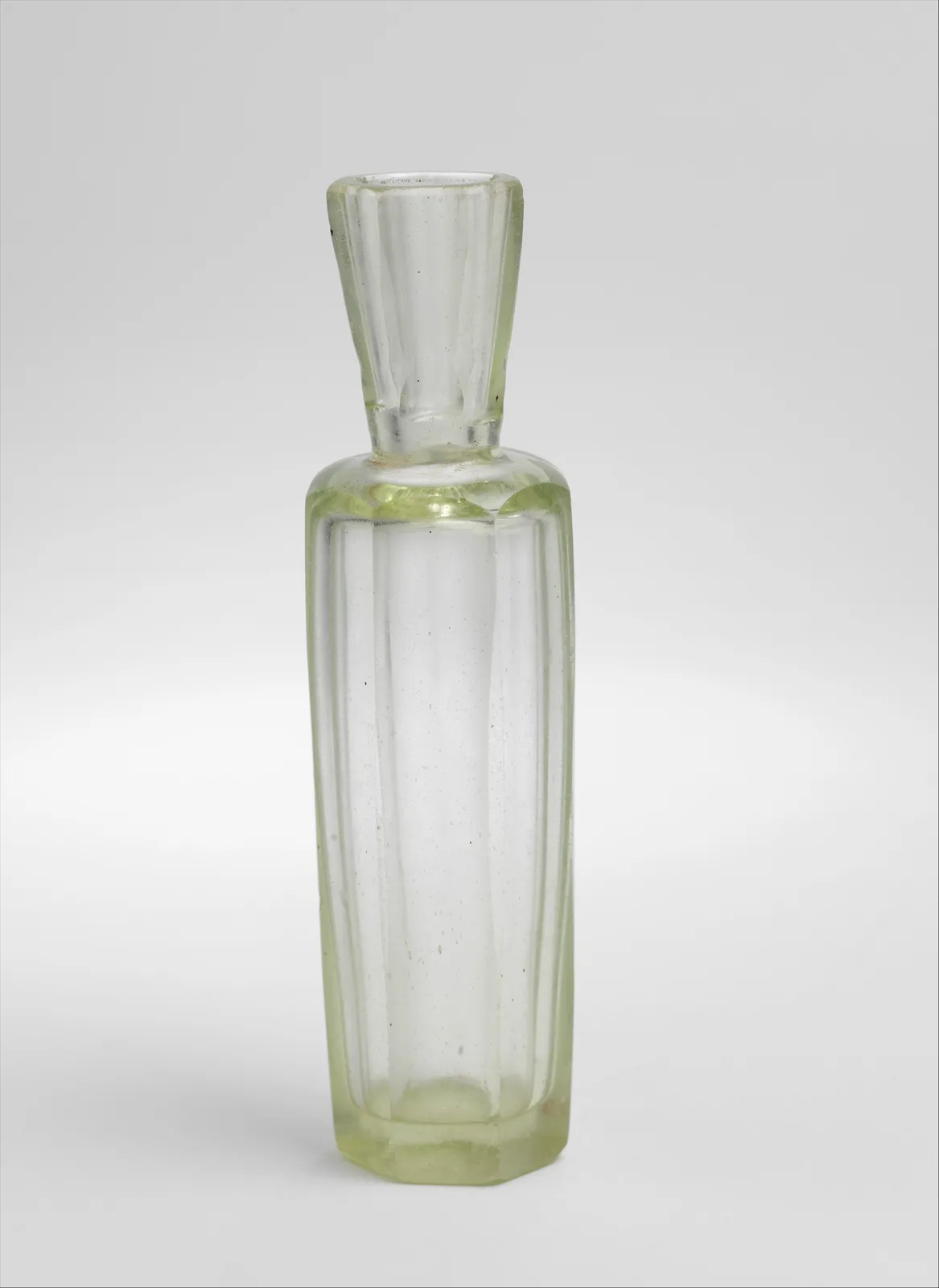Faceted Bottle — تصویر رکورد موزهٔ متروپولیتن (دسترسی آزاد)